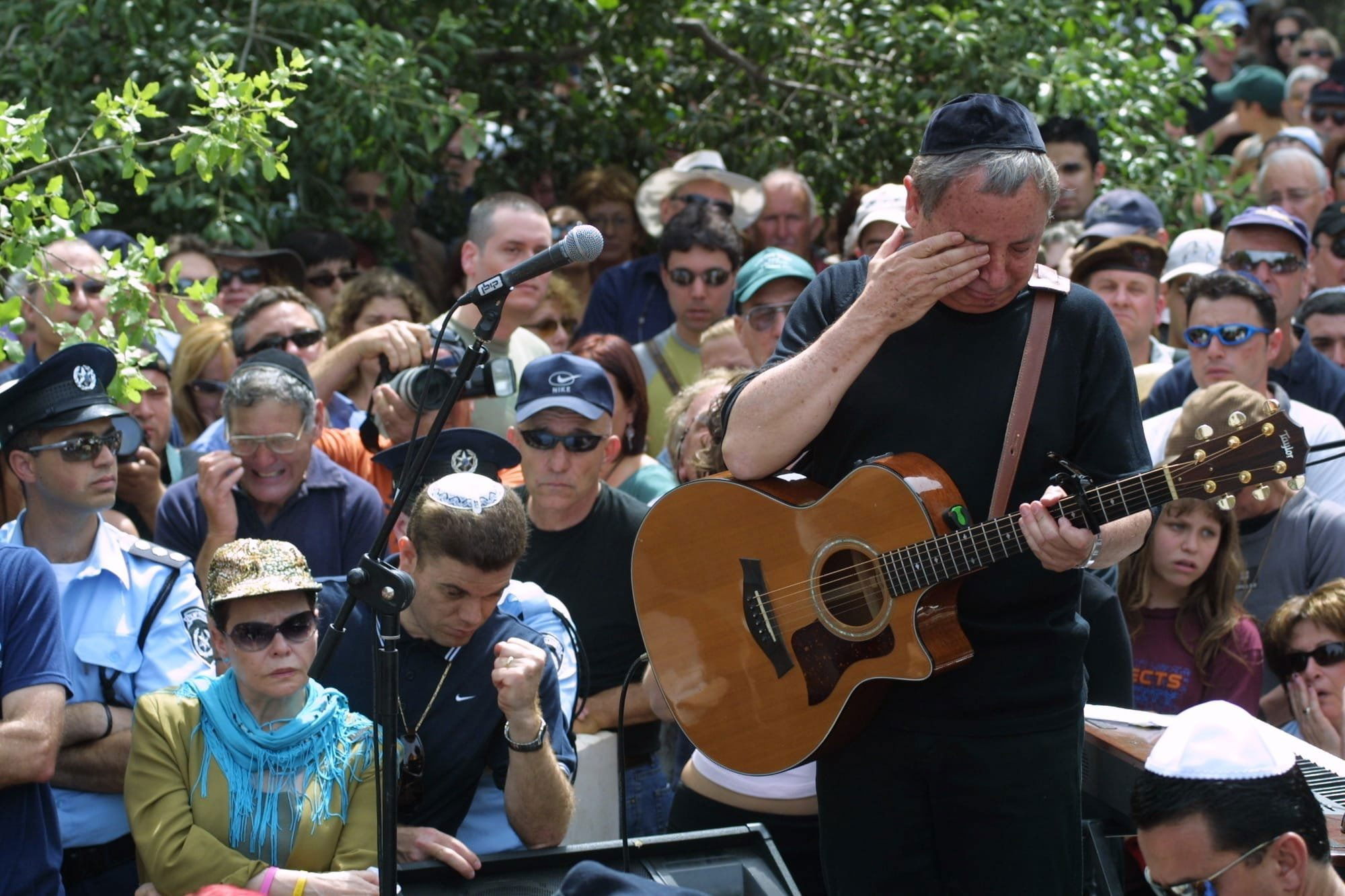 חנן יובל בהלוויתו של אהוד מנור | Hanan Yuval at the funeral of Ehud Manor