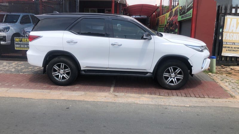 TOYOTA FORTUNER 2,4