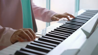 שיר משיחי|האל הצודק, הכול יכול והמעשי