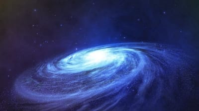 האם האל האמיתי שברא את השמיים והארץ וכל צבאם הוא אחד או שלושה?