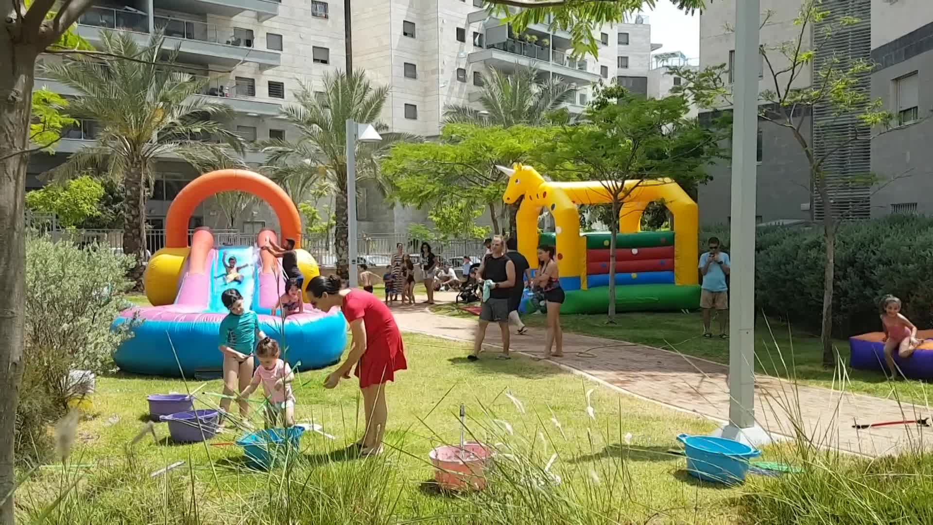 מתנפחי מים וחד קרן