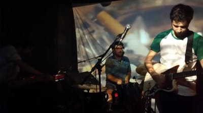 "Liquid Springs" oficialmente apresentado ao vivo