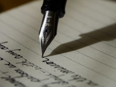 ما الشخصيات الثقافية والدينية والتاريخية التي ترتكز عليها الذاكرة القبلية العربية في تشاد؟
