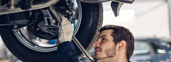 רכב בבדיקה מקצועית לאחר תאונה במכון רישוי