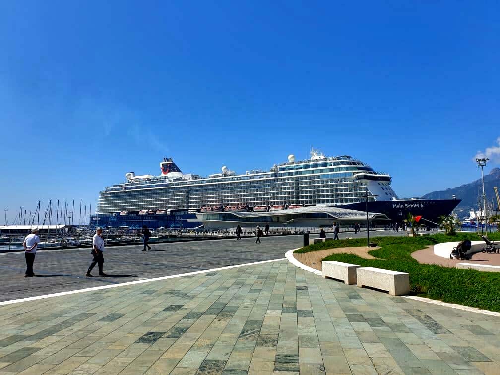 Stazione Marittima, approda la Mein Schiff 6, il sindaco Napoli: "Realizzata la valorizzazione socio-economica di De Luca"