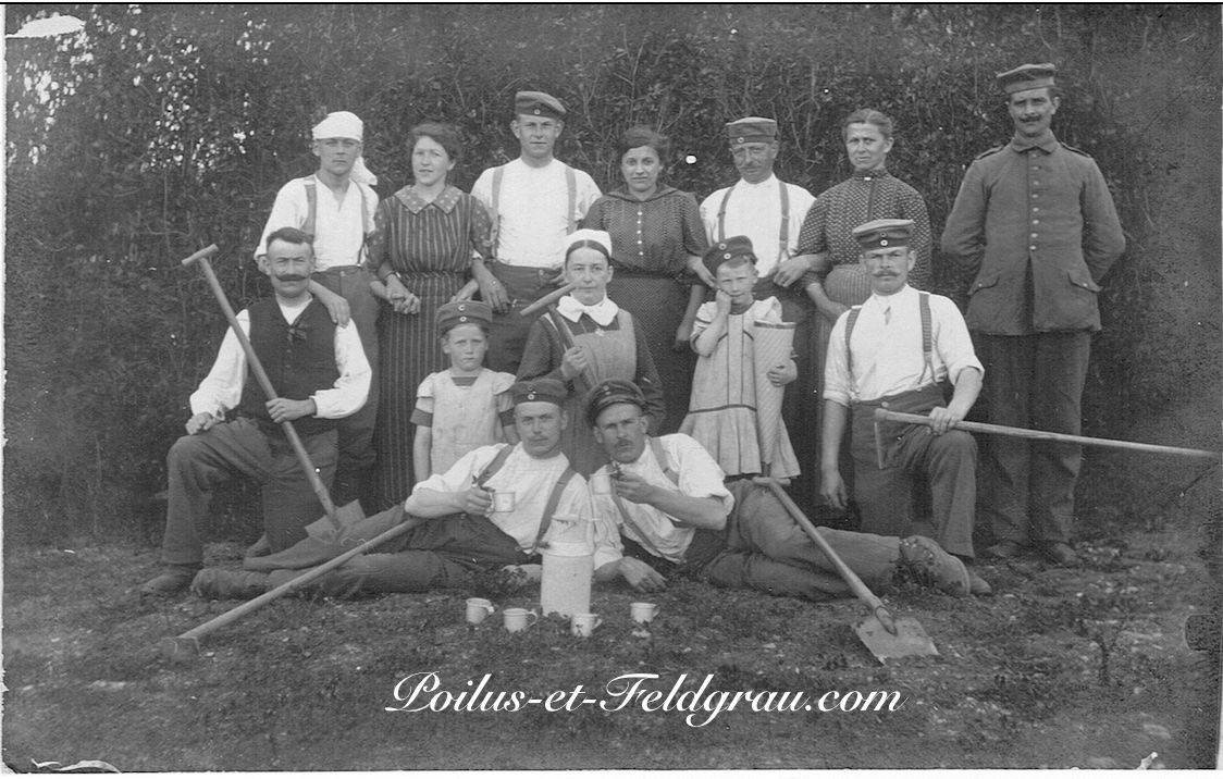 Photo de militaires et de civils