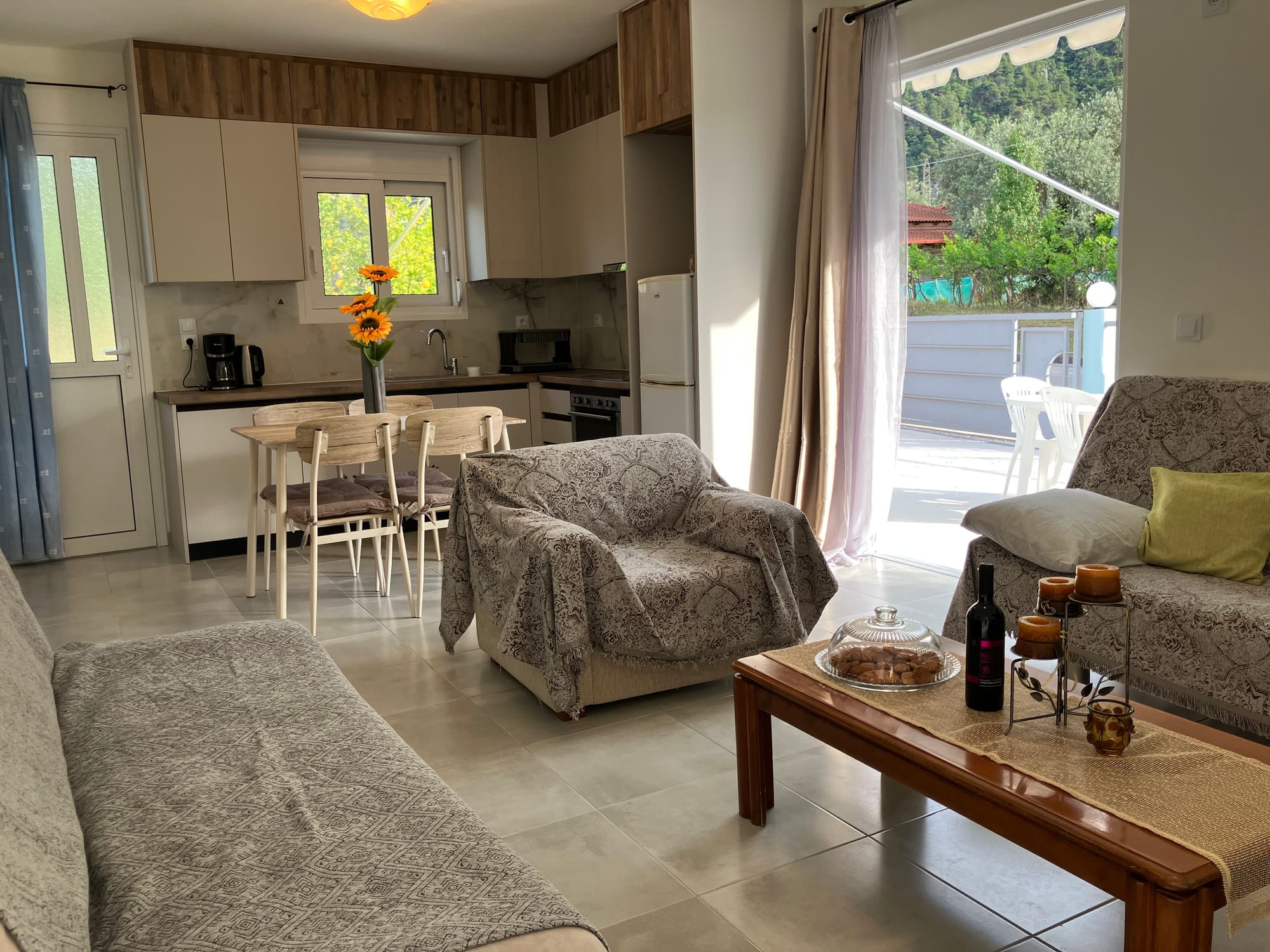 Living room & kitchen
