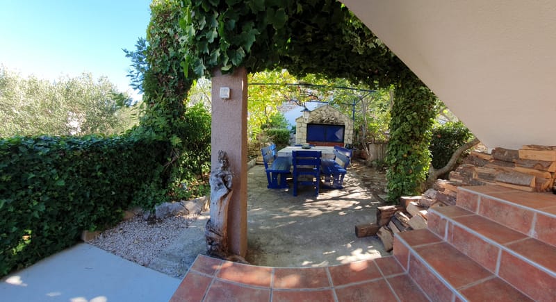 Grill u vrtu iza kuće