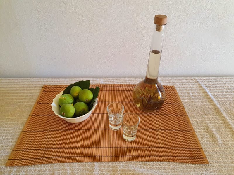 Grill u vrtu iza kuće