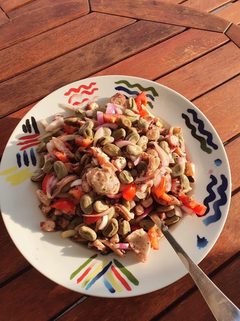 Grill u vrtu iza kuće