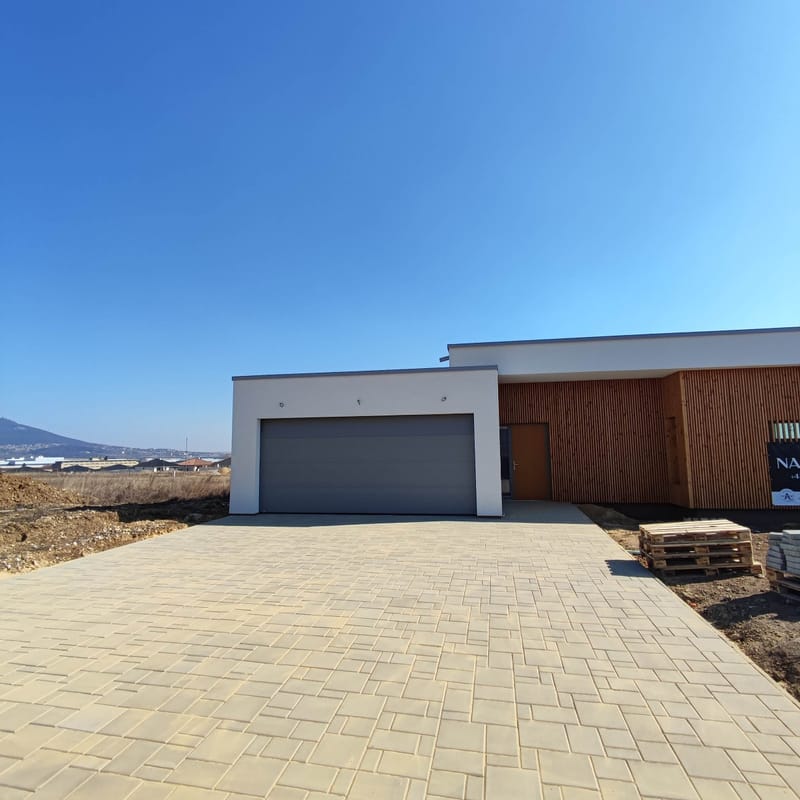 Realizácia zámkovej dlažby v okrese Nitra