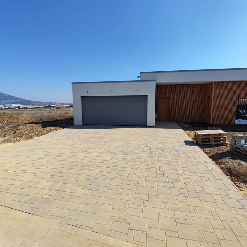 Realizácia zámkovej dlažby v okrese Nitra