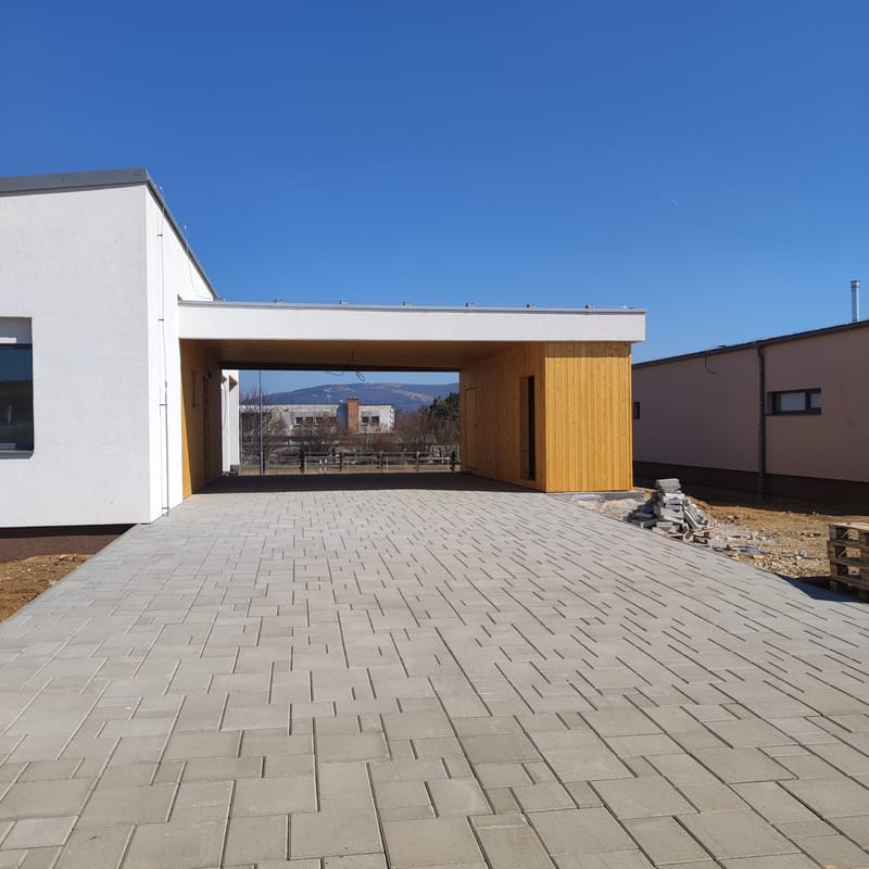 Realizácia zámkovej dlažby v okrese Nitra