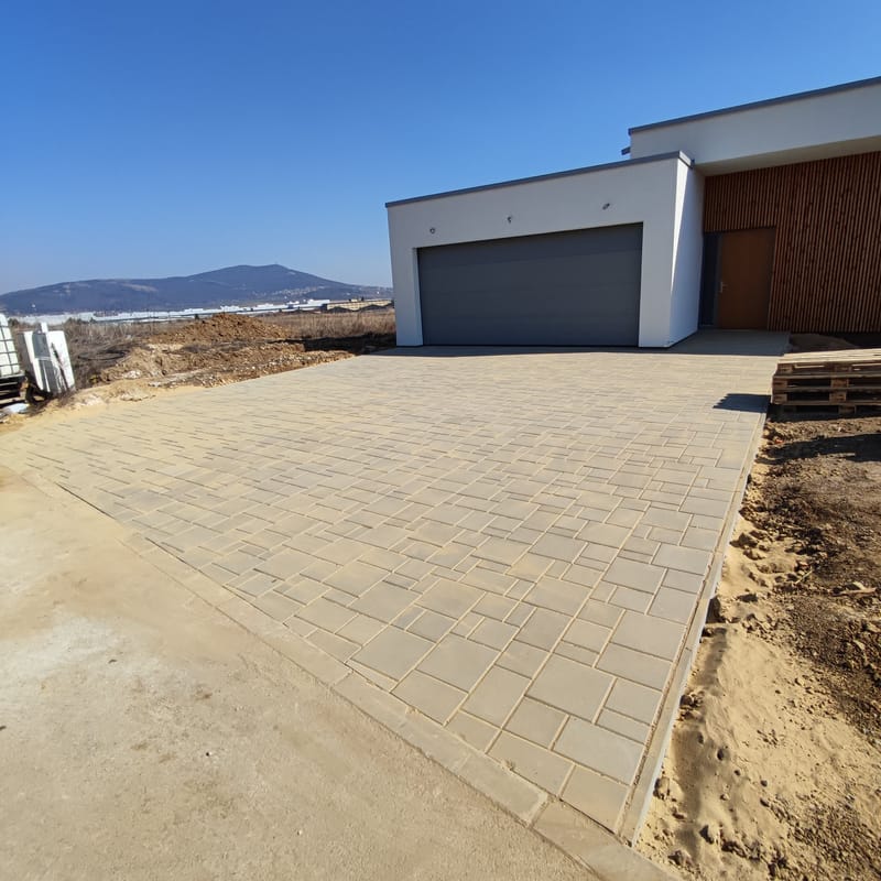 Realizácia zámkovej dlažby v okrese Nitra