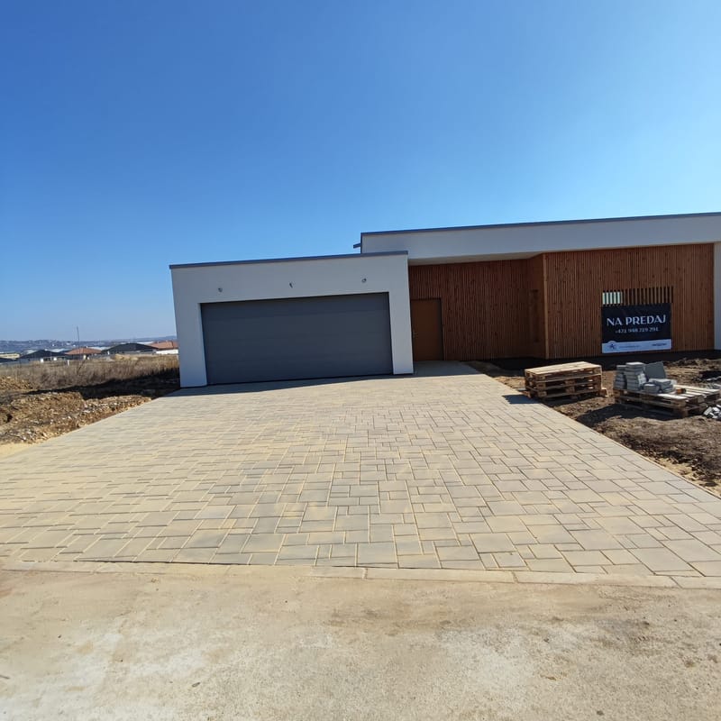 Realizácia zámkovej dlažby v okrese Nitra