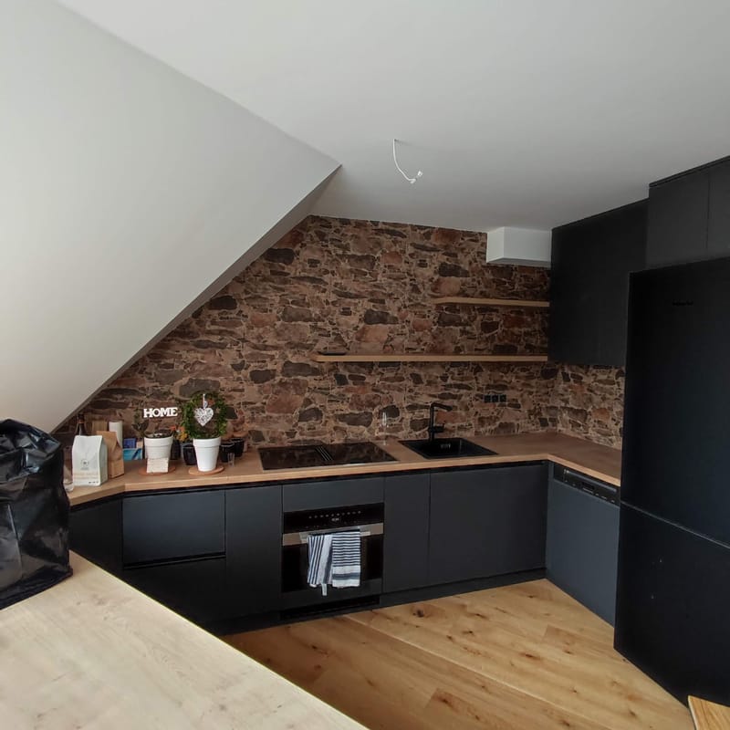 Realizácia malovky , obkladov a renovácie schodiska 