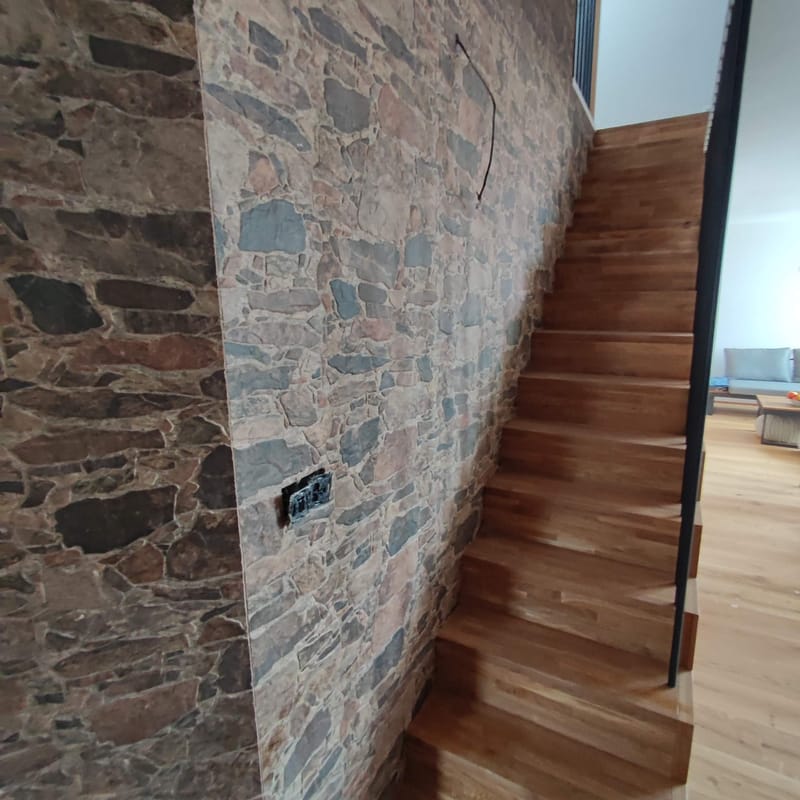 Realizácia malovky , obkladov a renovácie schodiska 