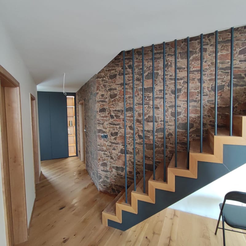 Realizácia malovky , obkladov a renovácie schodiska 