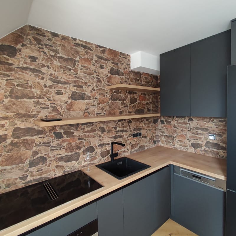 Realizácia malovky , obkladov a renovácie schodiska 