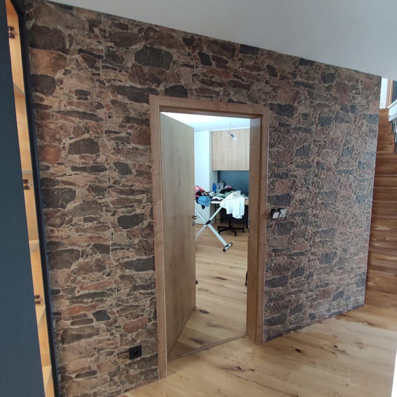 Realizácia malovky , obkladov a renovácie schodiska 