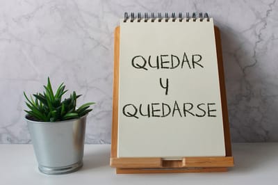 Quedar és Quedarse használata