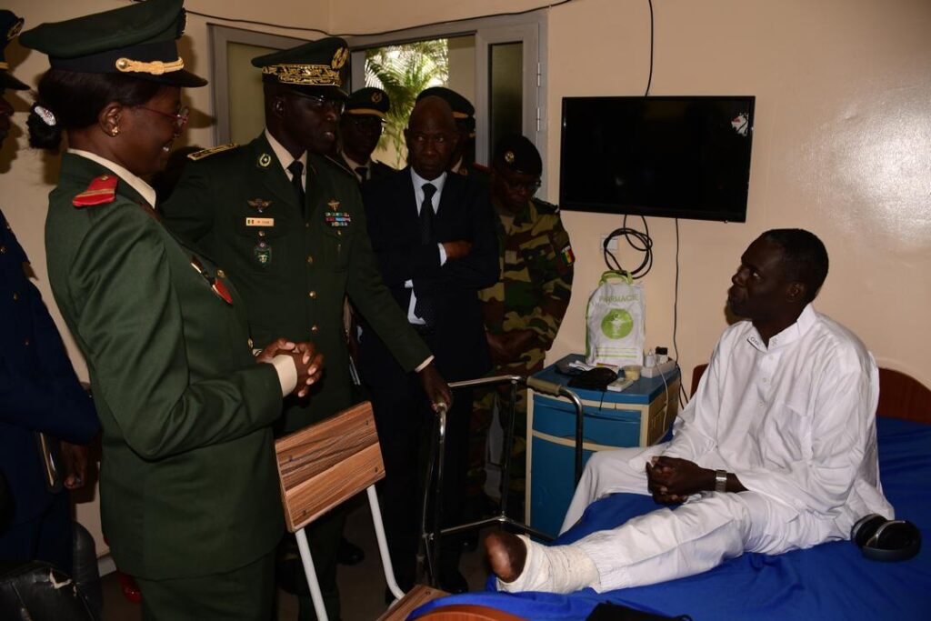 Le Cemga Mbaye Cissé au chevet des militaires hospitalisés à l’Hôpital militaire de Ouakam (HMO).