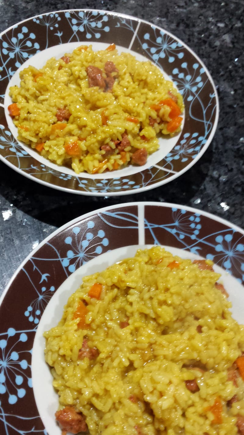 ARROZ CON CURRY Y LONGIROJA