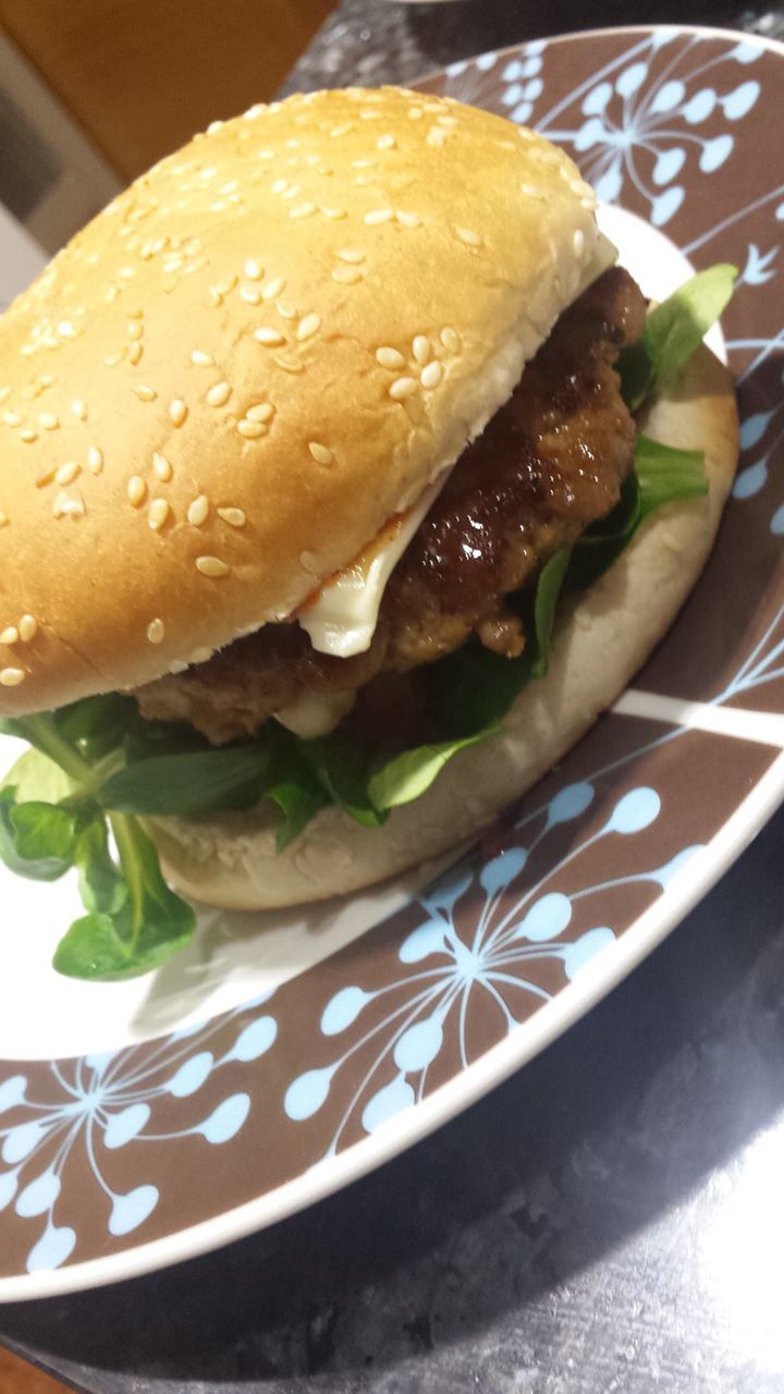 HAMBURGUESA CASERA MOZZA-ESPECIADA