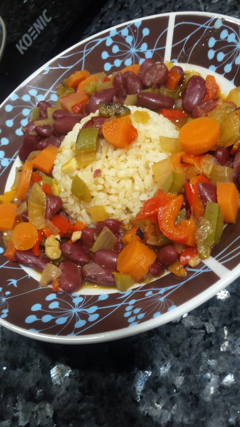 ALUBIAS ROJAS CON VERDURAS Y ARROZ