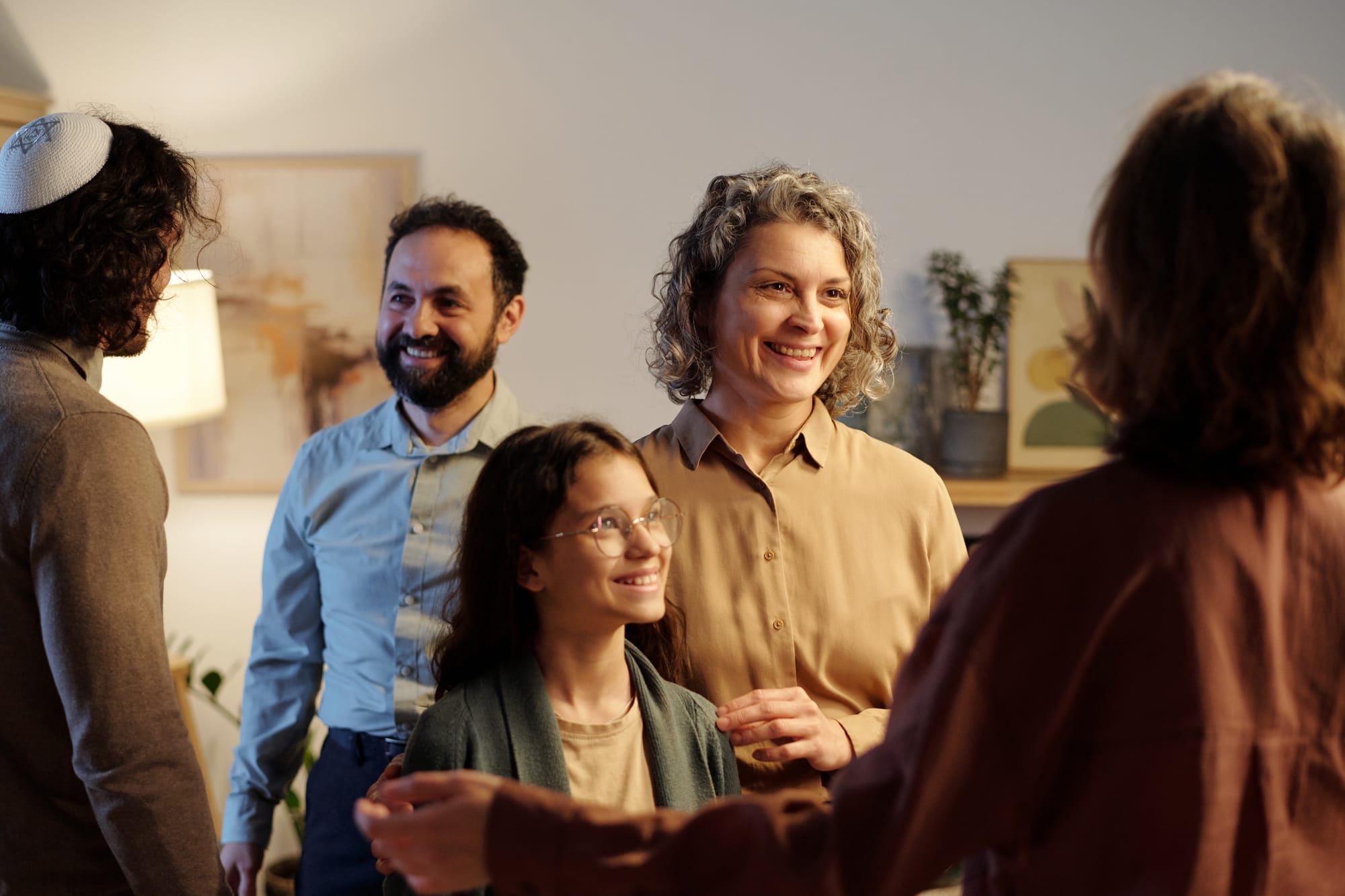 מה אומר הרמב"ם על בגדים מיוחדים לשבת?