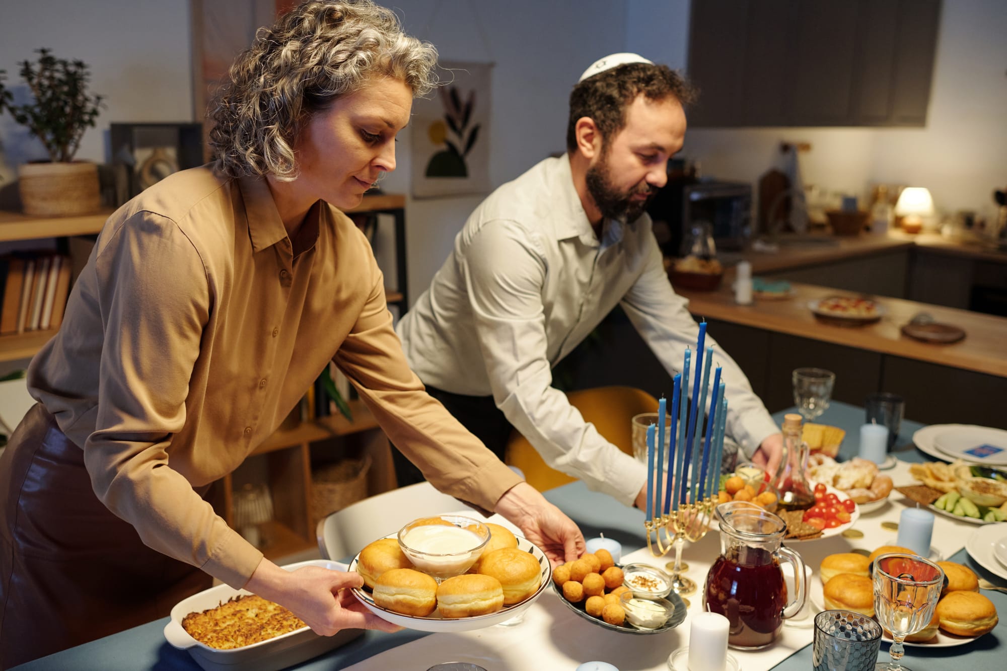 מה הרמב"ם אומר על מי שמרבה בהוצאות לארוחת שבת?