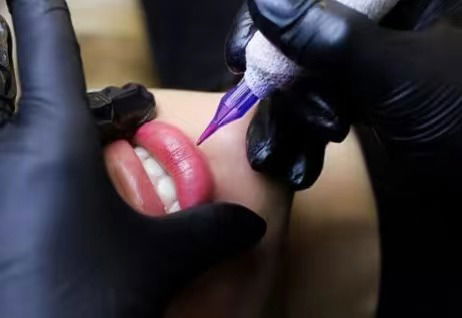 การสักปากหรือฝังสีปาก