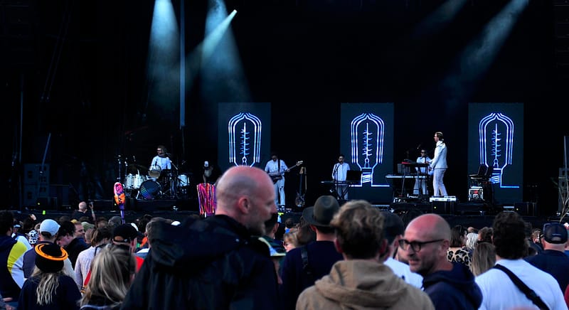 “Please! No talking while we listen!”