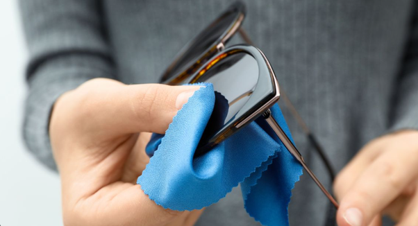 כיצד לנקות עדשות מקוטבות