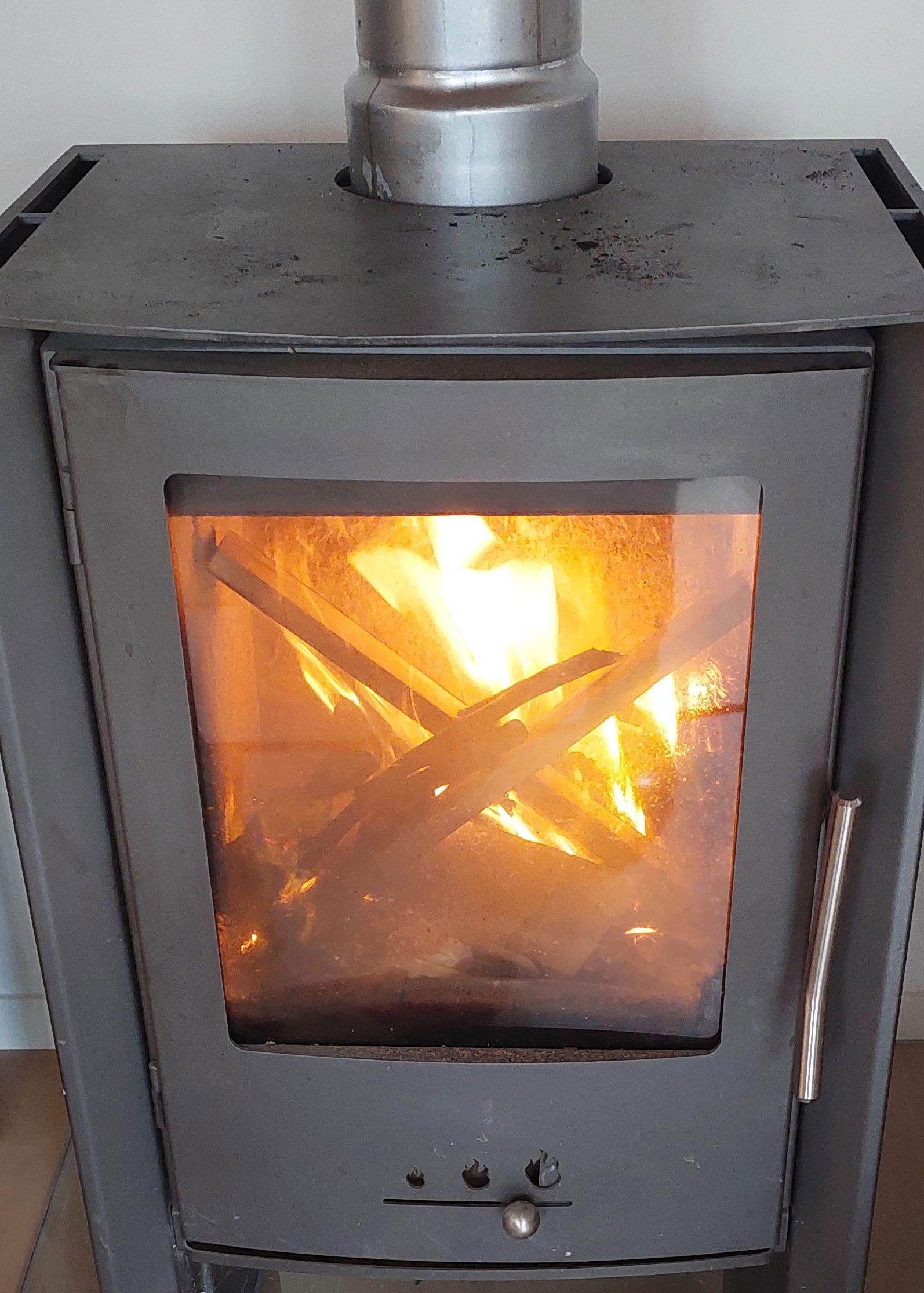 kuschelige Wärme durch den Holzofen im Wohnzimmer