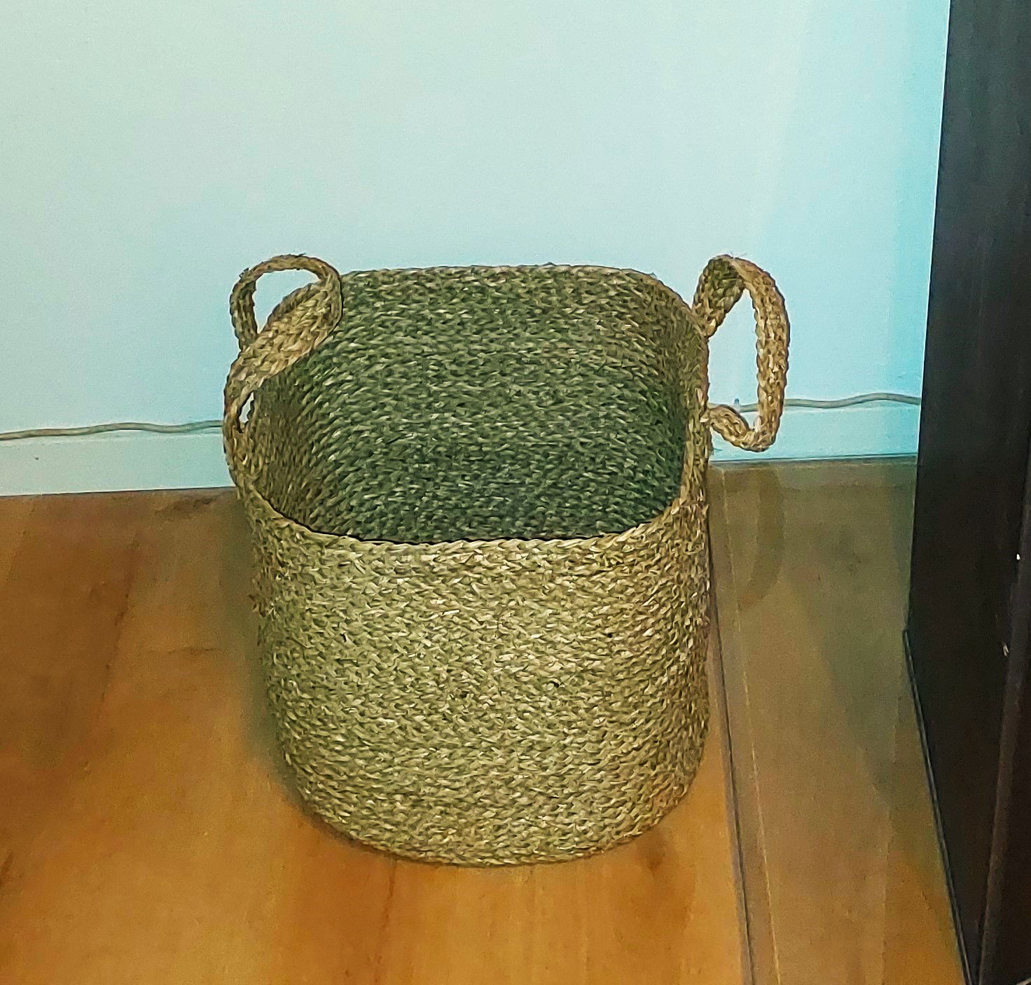 Korb für Holz zum Befeuern des Ofens im Wohnzimmer