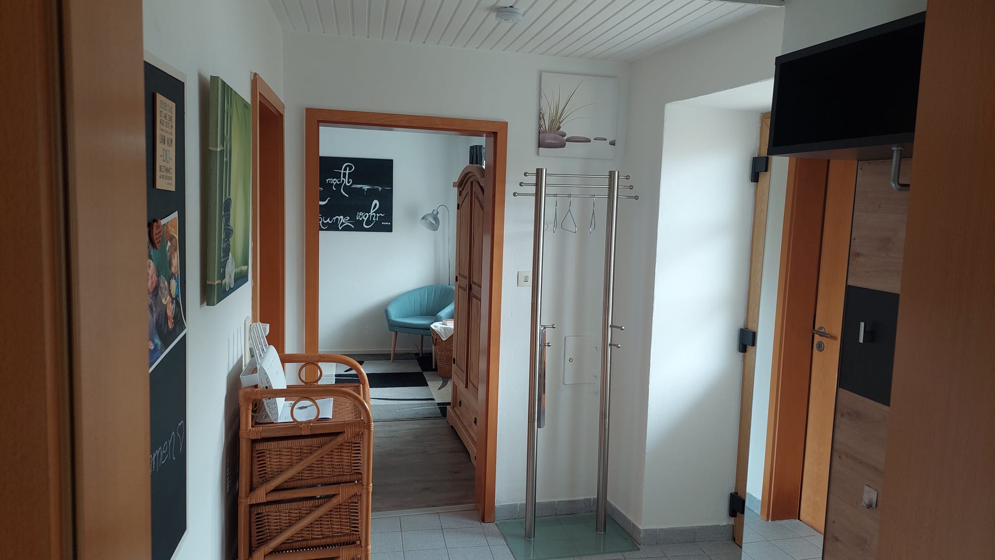 Flur mit Blick ins Schlafzimmer