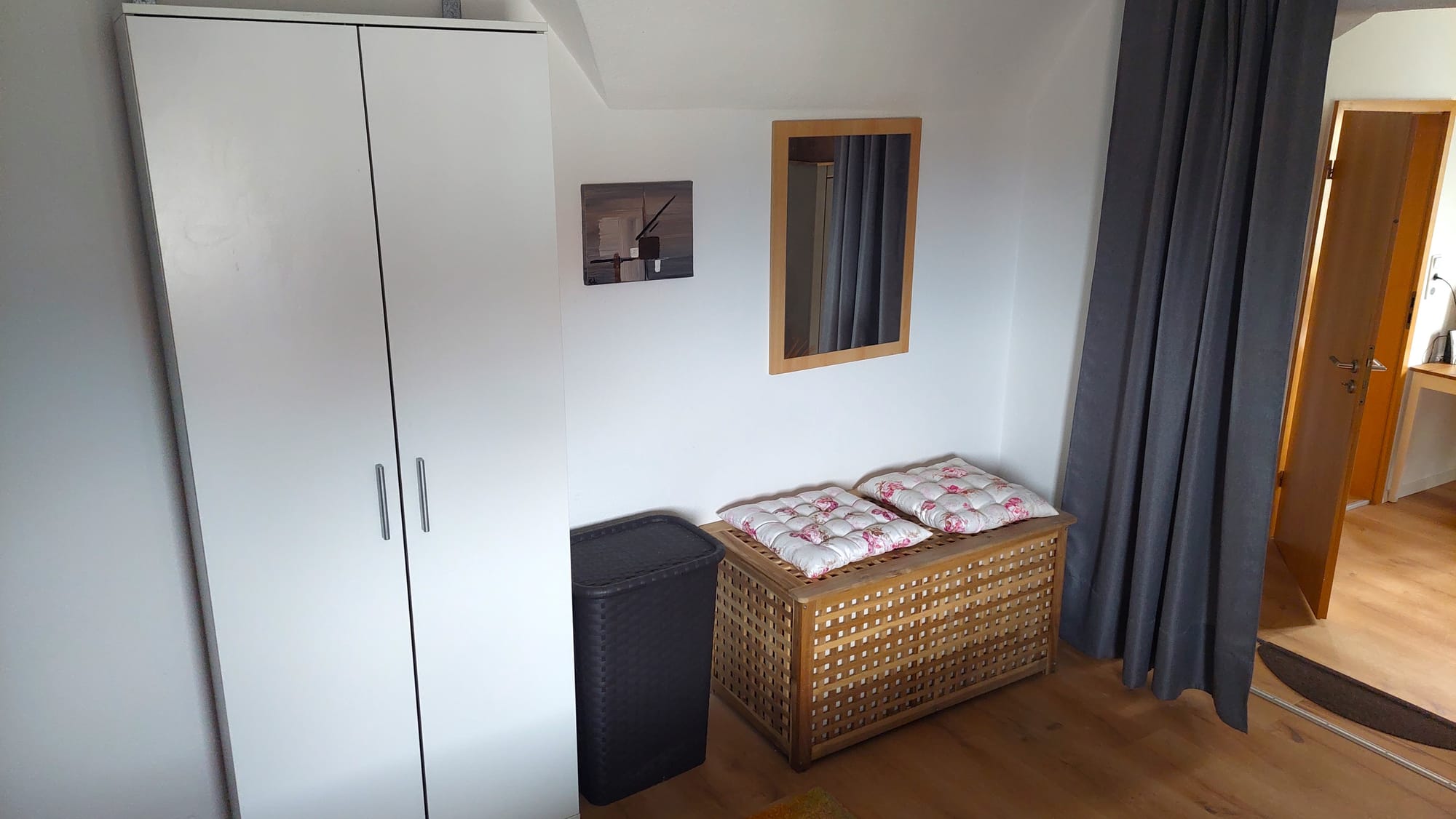 Schlafzimmer 2 mit Holzkiste und Sitzmöglichkeit