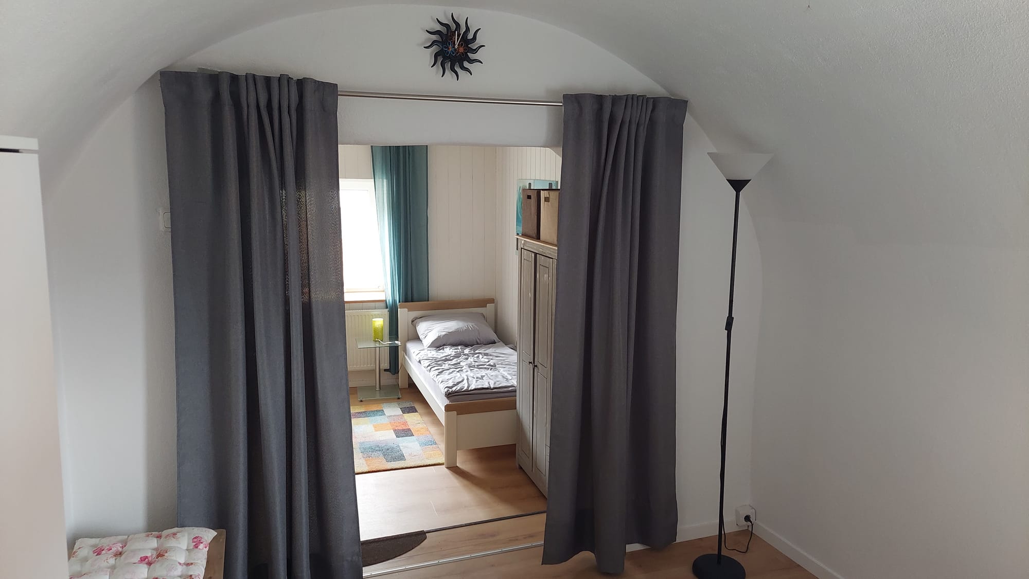 Schlafzimmer 1 aus dem Blick vom Gewölbezimmer