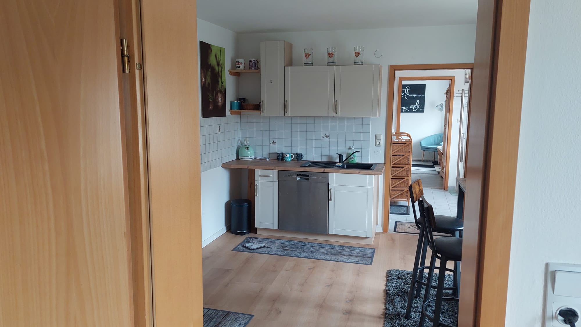 Küche mit Blick in den Flur