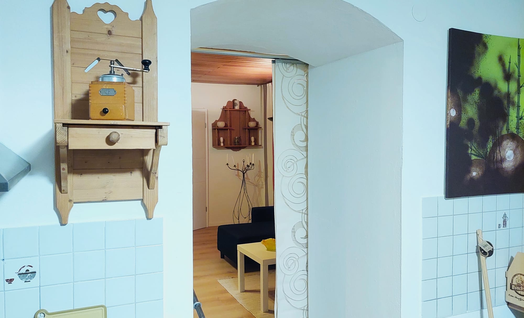 Küche mit Blick ins Wohnzimmer