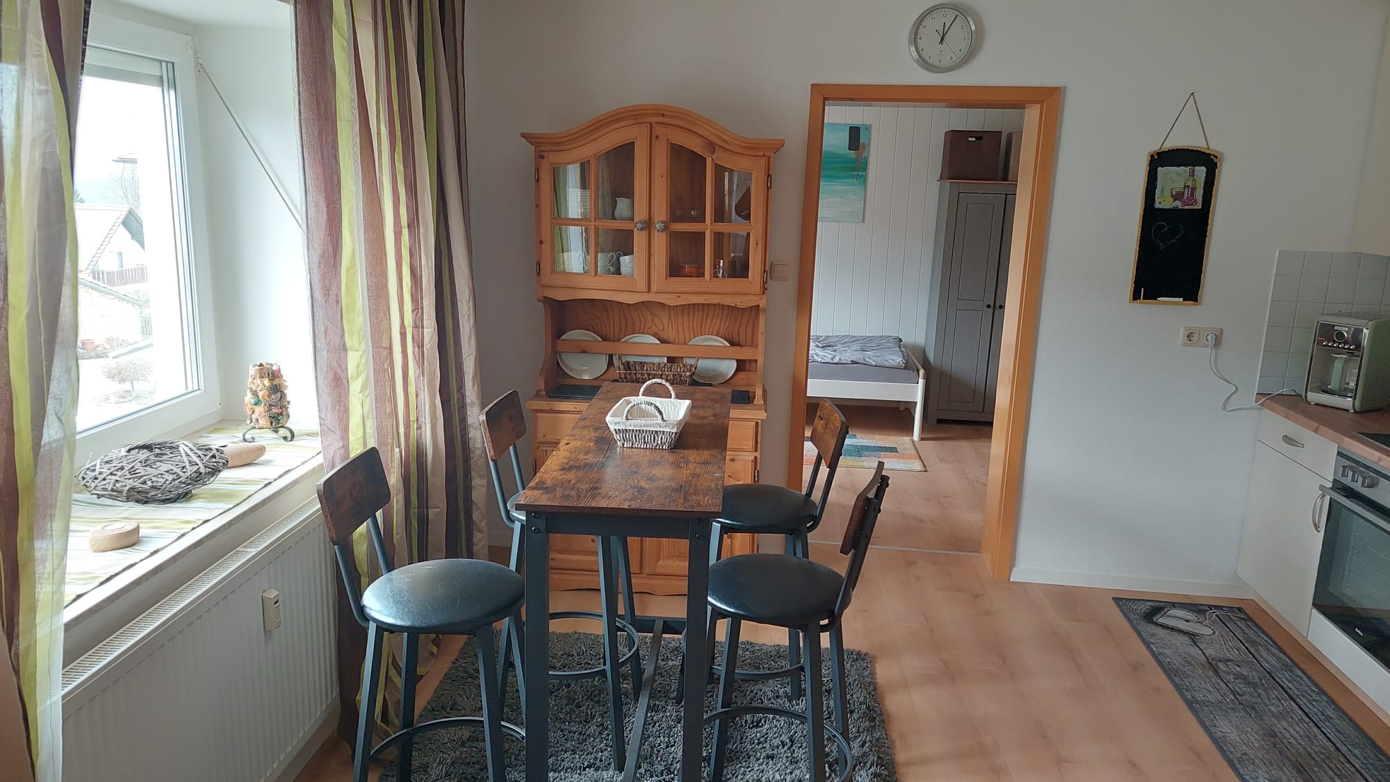 Küche mit Essecke, Blick ins Schlafzimmer 1