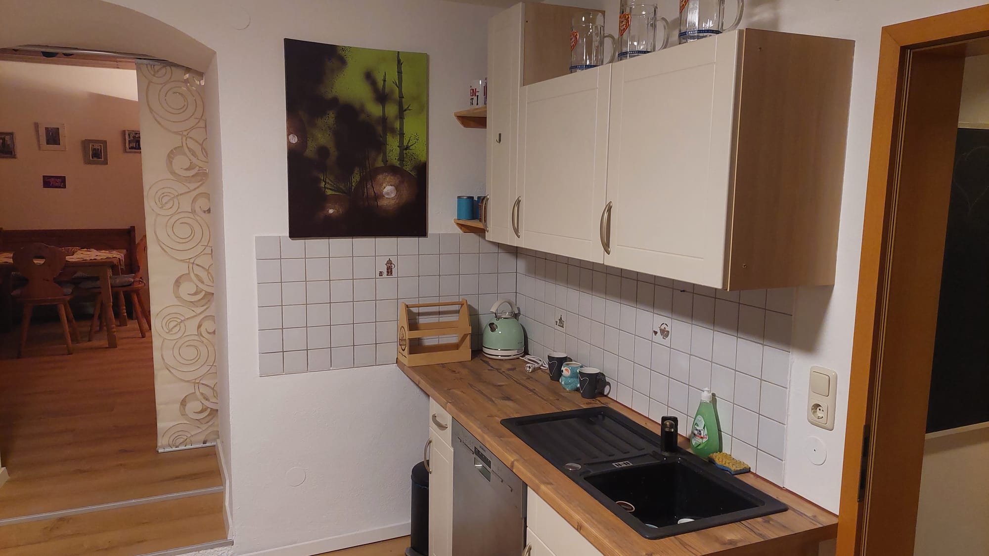 Küchenzeile mit Spüle und Spülmaschine