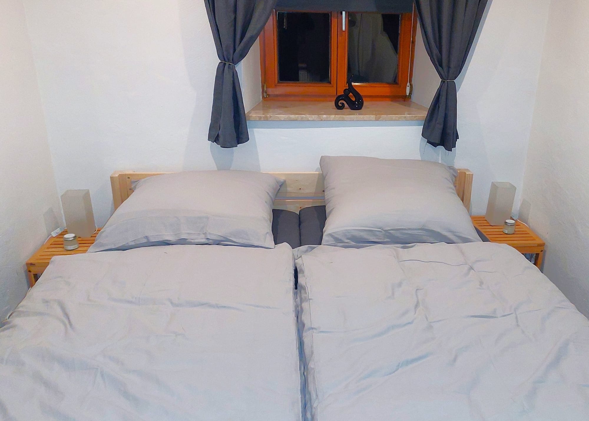 Schlafzimmer 3 mit massivem Doppelbett aus Holz