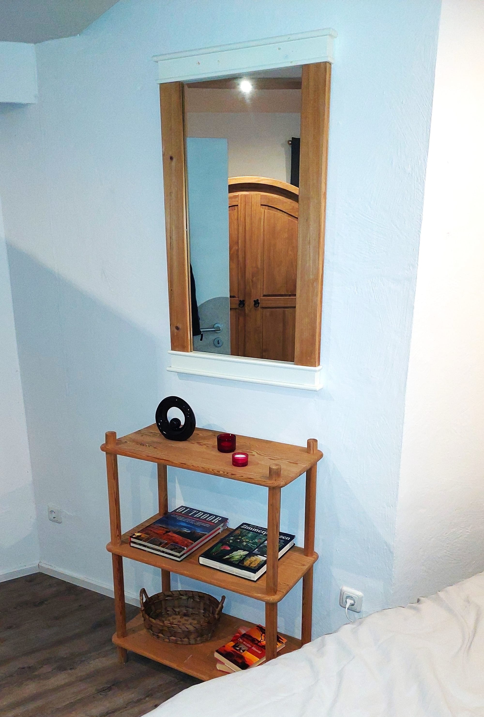 Schlafzimmer 3 mit Bücherregal und Spiegel