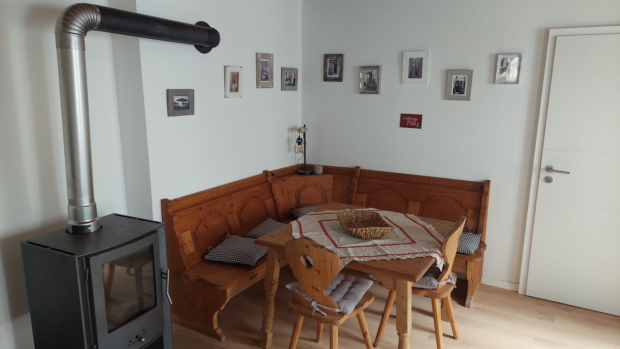 gemütliche Essecke im Wohnzimmer