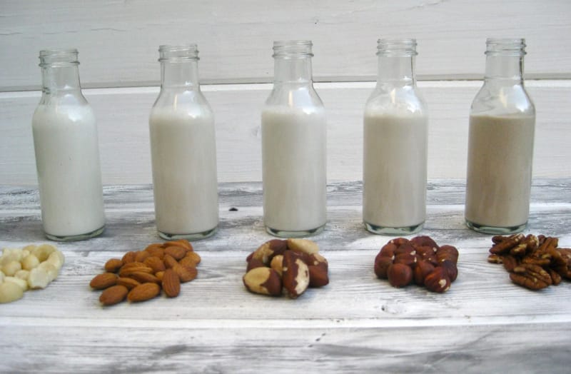 Preparación fácil de leches vegetales.