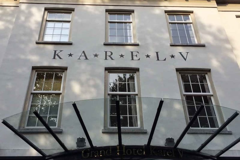 Schuren en lakken parketvloer - Grand Hotel Karel V