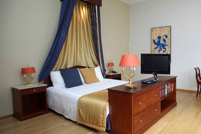 Schuren en lakken parketvloer - Grand Hotel Karel V