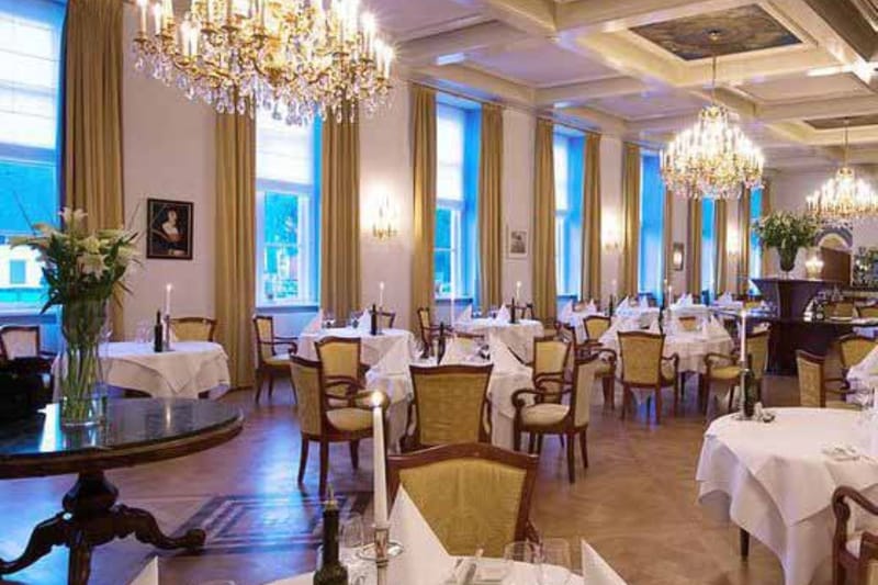 Schuren en lakken parketvloer - Grand Hotel Karel V